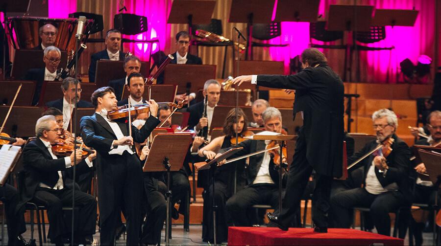 Julius Rachlin rips it up with Chailly and his Filarmonica band providing the accompaniment. Foto Alex Damian