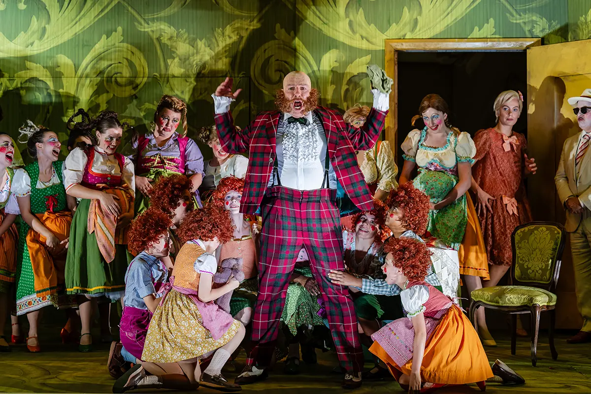 Der Rosenkavalier, a hallucinatory experience in the room at the inn, with Andreas Bauer Kanabas as Baron Ochs, garsington 2026